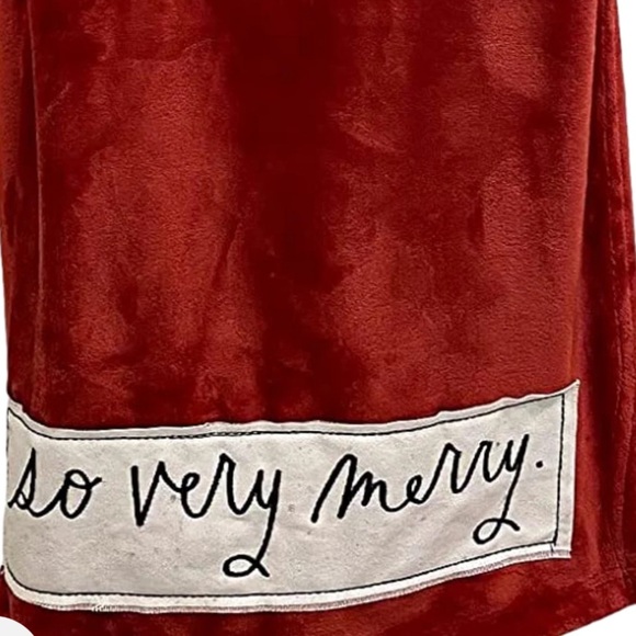 ISO Rae Dunn RED ‘SO VERY MERRY’ Patch Christmas Holiday Throw Blanket - Picture 1 of 3
